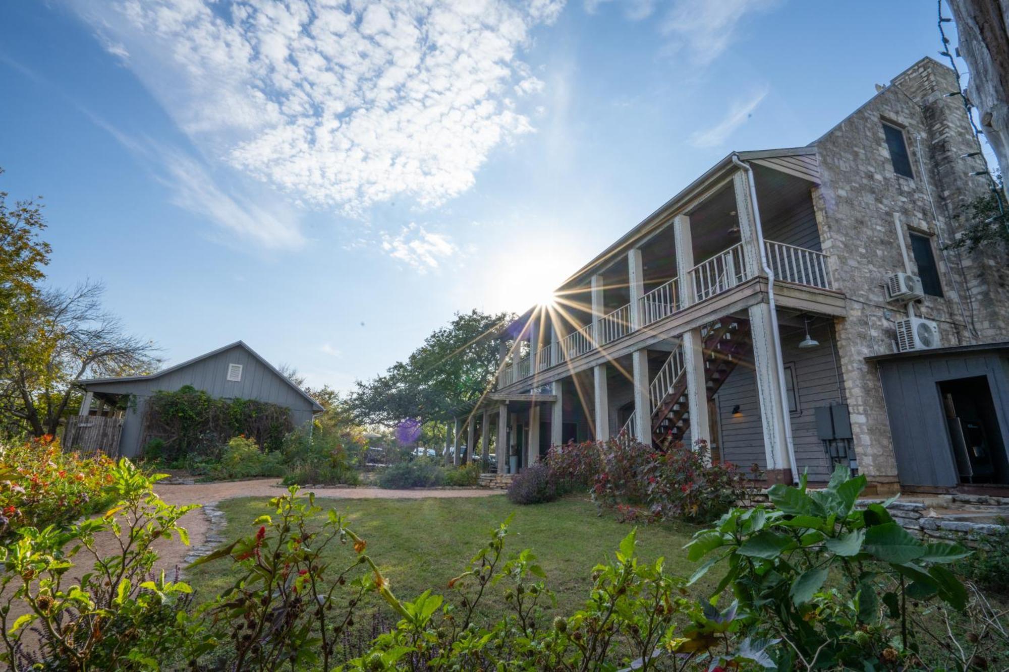 Inn Sage Hill & 4*